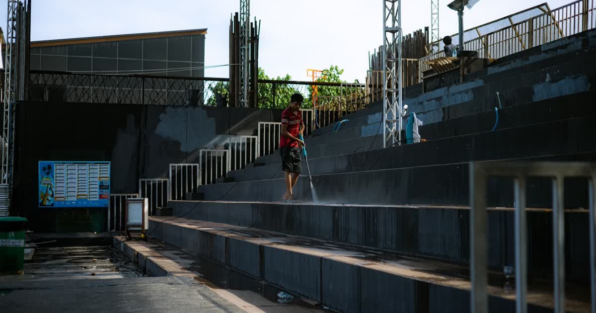 Lavagem de Calçada e Paver com Hidrojato: Como Tirar Mato, Mancha e Biofilme (2026)