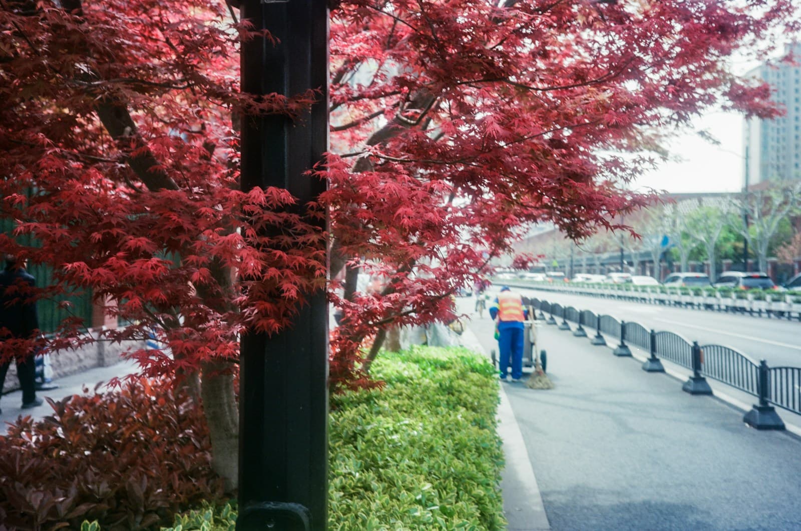 Operário fazendo limpeza profissional em arquibancada com hidrojato