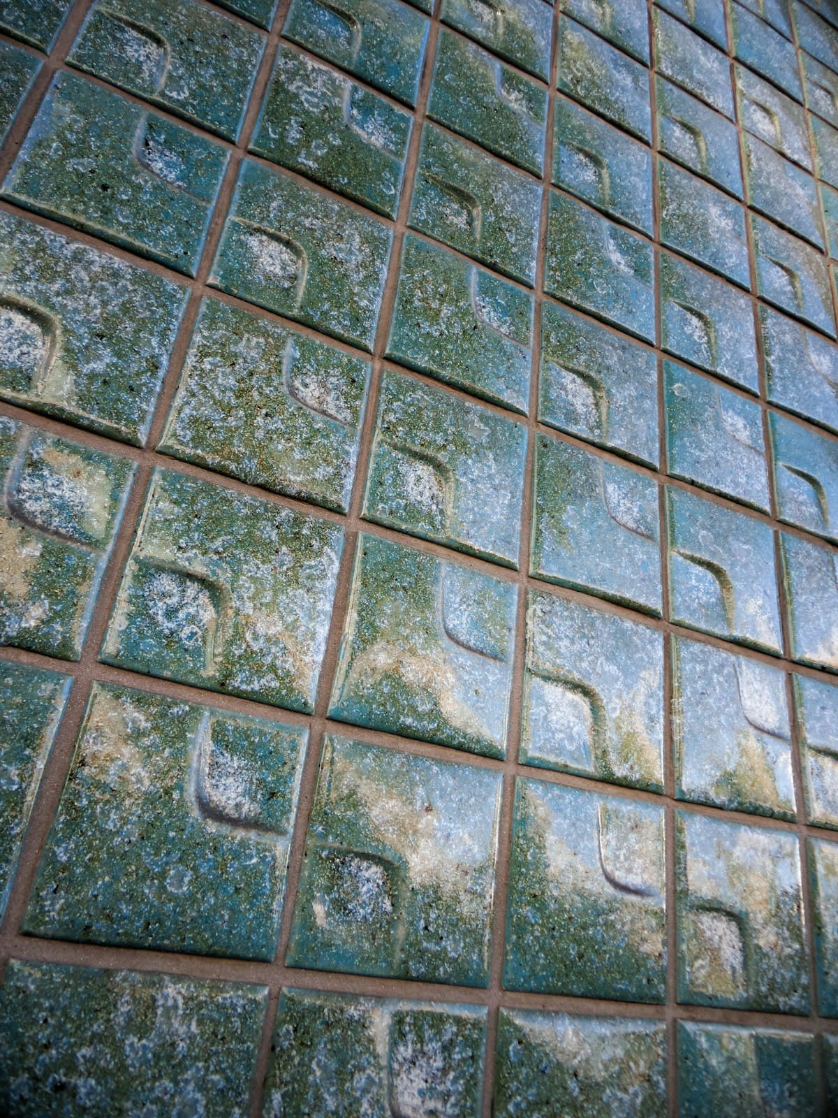 Azulejos com sinais de oxidação e desgaste superficial
