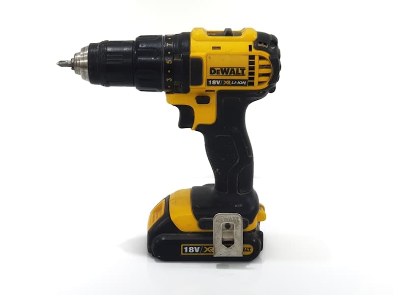 Porta Empenada ou Que Não Fecha: Como Consertar no Apartamento